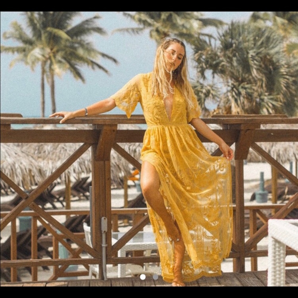 Honey Punch Lace Maxi Dress / small